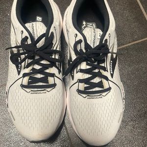 Women’s Brooks adrenaline size 9.5 white